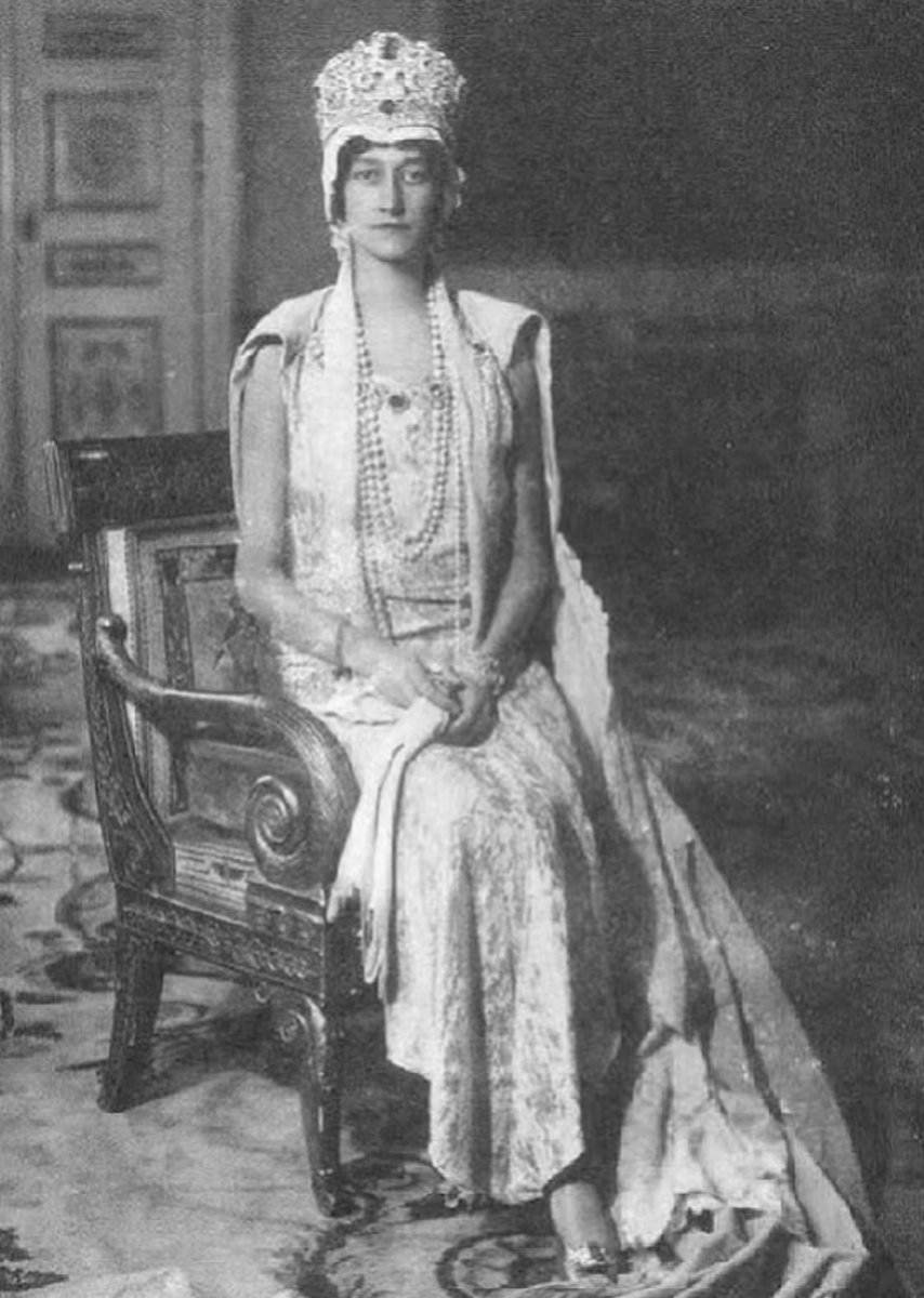 バイエルン王室のルビーとスピネルのパリュールはルートヴィヒ1世がテレーゼ王妃に贈ったものでゴールドを基調に赤い花々が咲く庭園をモチーフにルビーとスピネルを使って1830年に制作されたもの。5Kg以上の重量で王妃も重すぎるためあまり着用しなかった煌びやかでリッチなティアラ·͜· ♔︎⋆͛