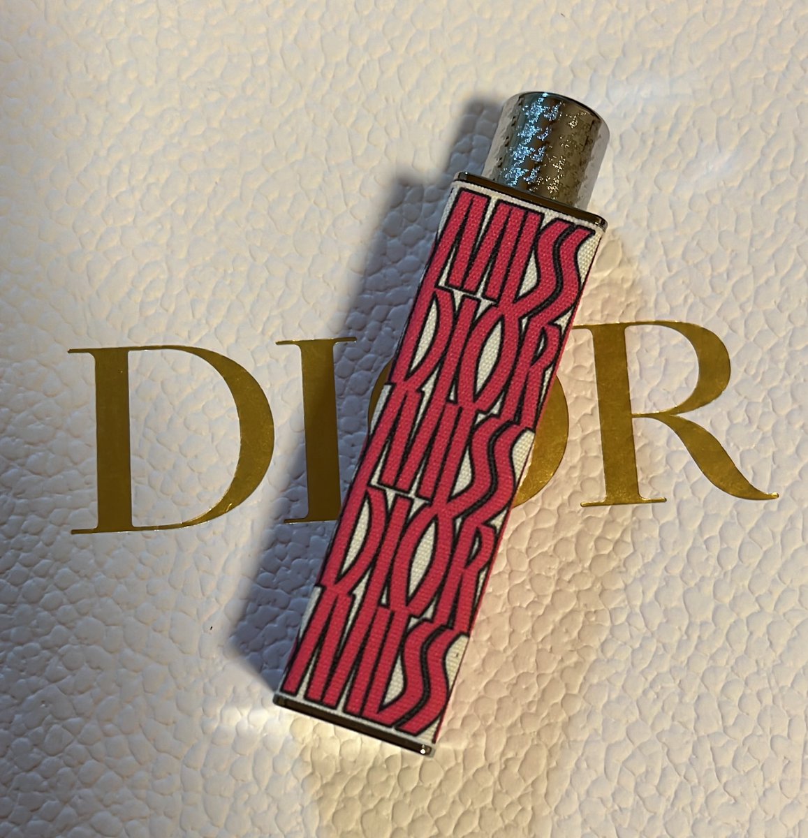 ディオールで塗る香水を買ってみた。ケースがとても可愛くて癒される😌持ち運び用にピッタリなので化粧ポーチに早速入れた👝秋色チークも買ったので明日から使うの楽しみすぎる。ダイエットと同時に美容にも力を入れるぞ！