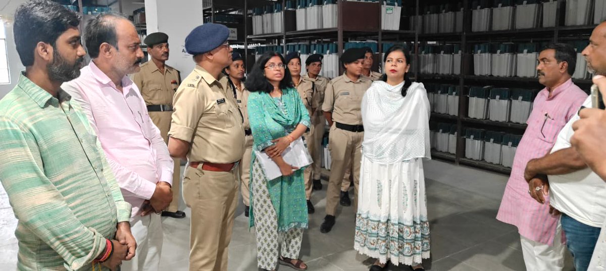 SpVaishali's tweet image. आज दिनांक-10.09.2025 को जिला पदाधिकारी महोदया वैशाली एवं पुलिस अधीक्षक वैशाली के द्वारा #EVM एवं #VVPAT वेयरहाउस का निरीक्षण किया गया एवं वहाँ प्रतिनियुक्त पुलिस पदाधिकारी/कर्मी को आवश्यक दिशा-निर्देश दिया गया।
#BiharPolice #hajipur
#vaishali @bihar_police @IgTirhut