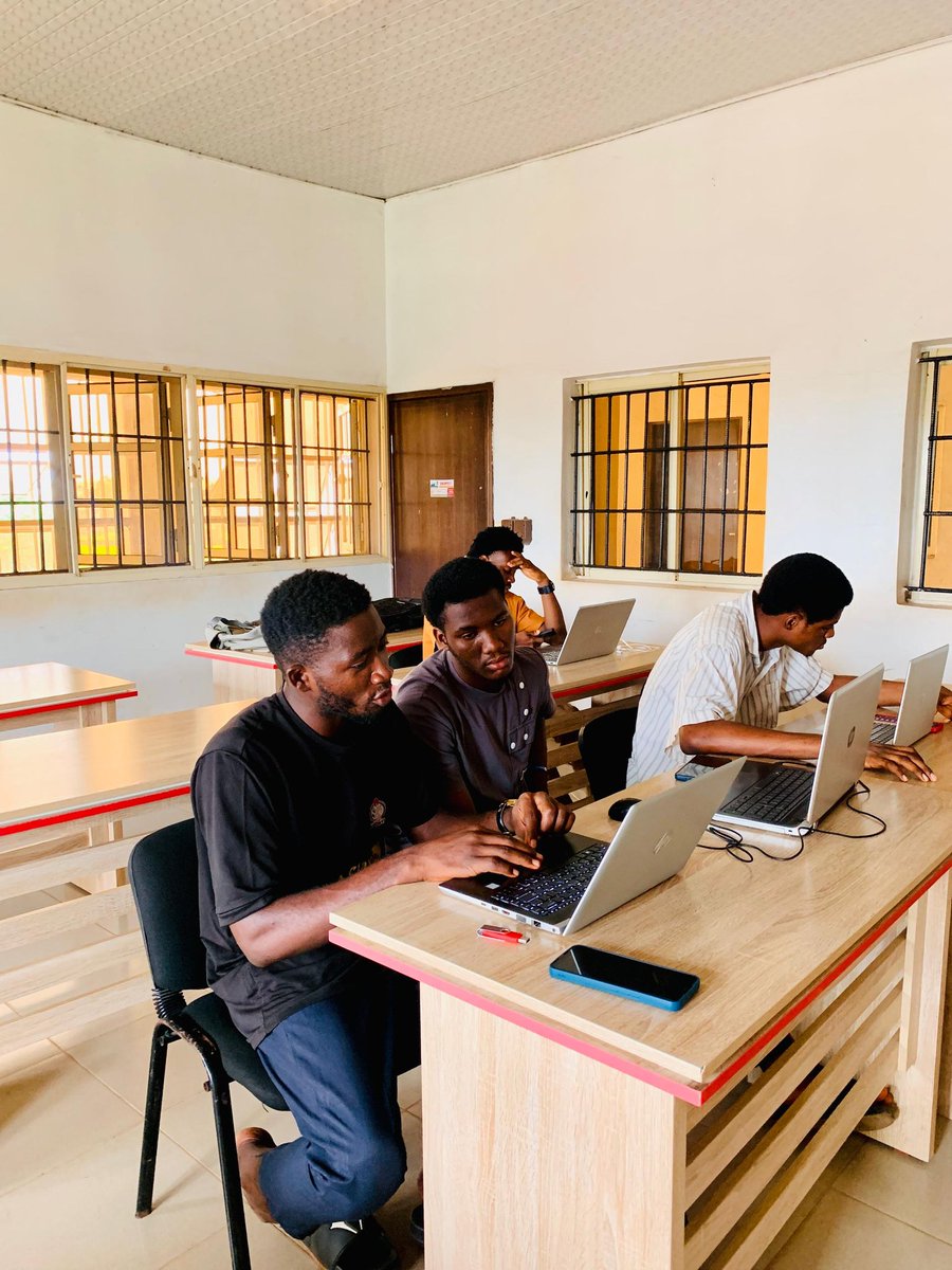 TestrogenHub's tweet image. Python Programming Class ongoing at Testrogen Hub for Software Engineering Students from Maduka University for their Industrial Training🔥🚀
#pythonprogramming
#technology
#thinksolutions