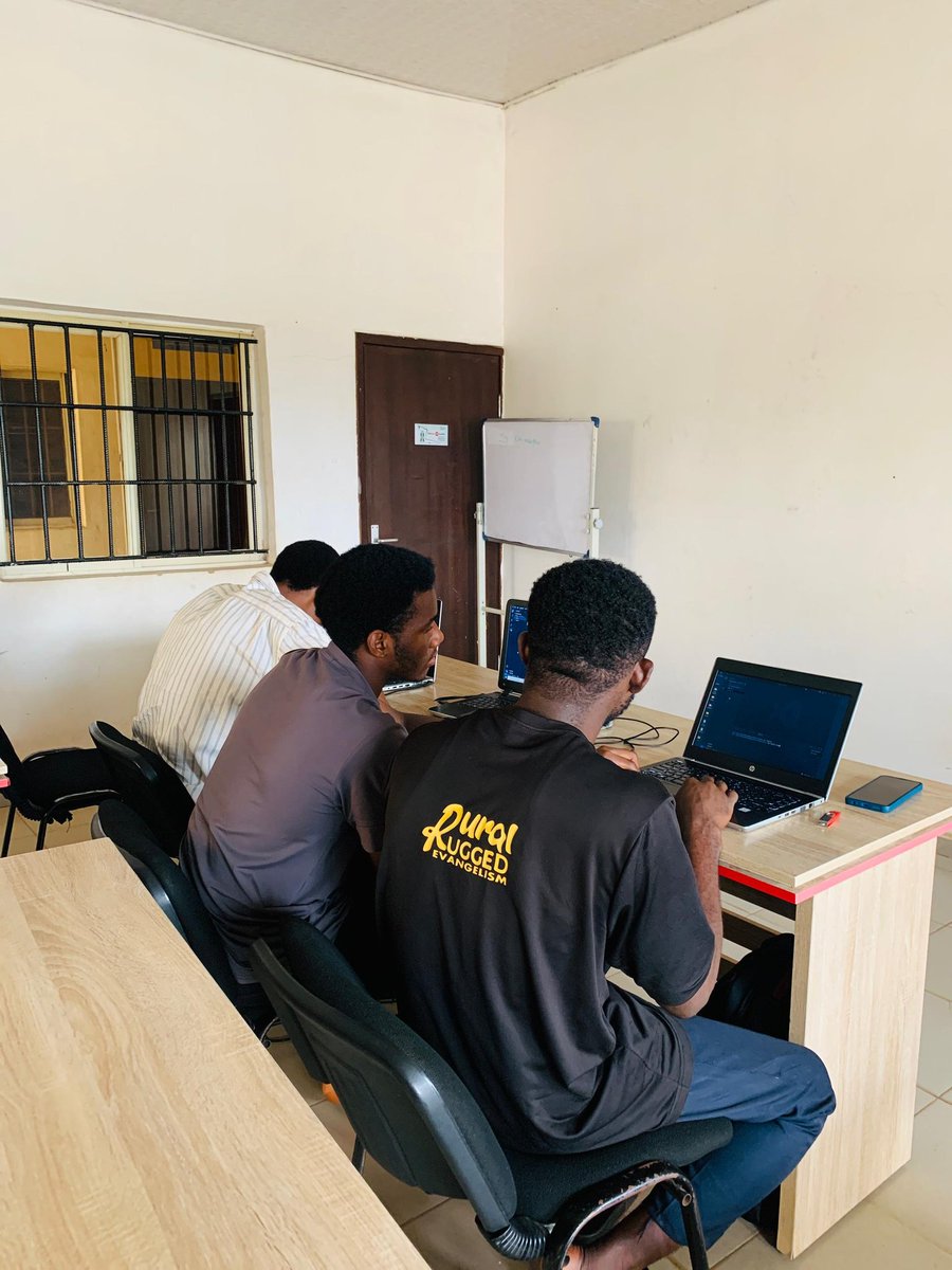 TestrogenHub's tweet image. Python Programming Class ongoing at Testrogen Hub for Software Engineering Students from Maduka University for their Industrial Training🔥🚀
#pythonprogramming
#technology
#thinksolutions
