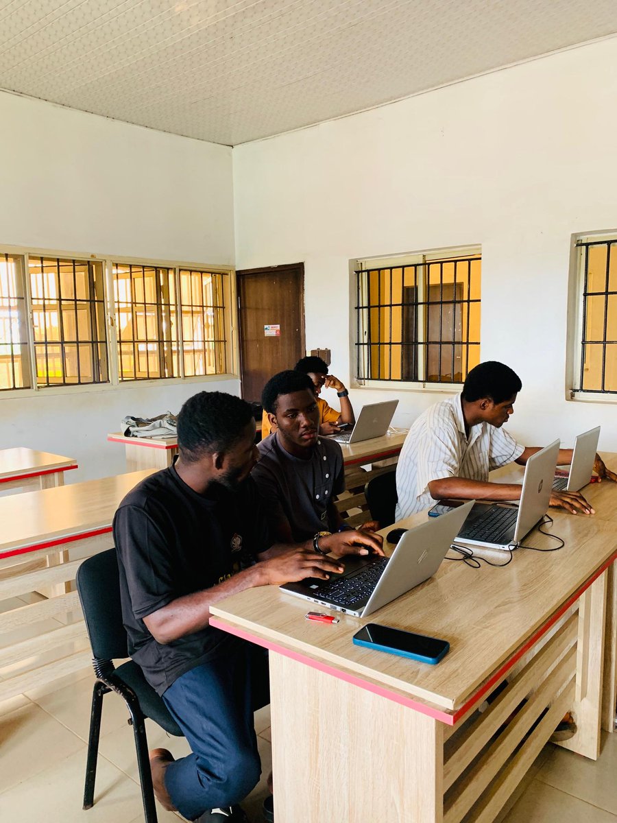 TestrogenHub's tweet image. Python Programming Class ongoing at Testrogen Hub for Software Engineering Students from Maduka University for their Industrial Training🔥🚀
#pythonprogramming
#technology
#thinksolutions