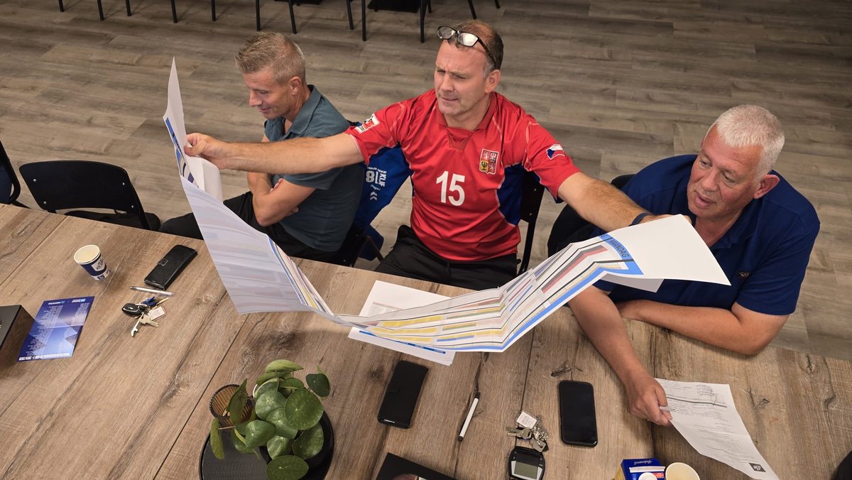 Trainingsschema wordt uitvoerig bestudeerd. Knap staaltje werk van onze velden coördinator om 110 teams een plekje te geven