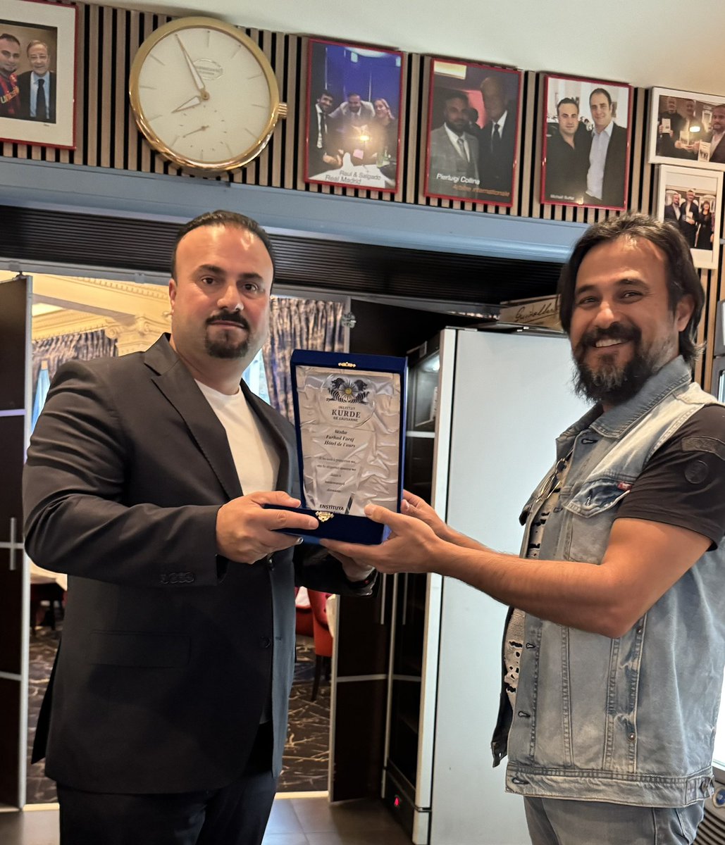 Enstîtuya Kurdî ya Lozanê (IKL) ji ber piştgiriya xebatên Kurdî, plaketek da rêzdar Farhad Faraj.

📌 Milet û netewe bi sazî û sazûmanên xwe hene. Tenê temaşe nekin, piştgiriya sazî û sazûmanên serbixwe û serxwebûnxwaz bikin.