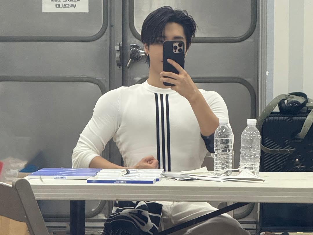 「 #INSTA • 10.09.25 」
QUE AMOR! Atualização do HAN no seu perfil do Instagram. 

 "Cotidiano..?"

Foto 1: Como eu tenho malhado consistentemente, sinto que meu corpo melhorou.
Foto 2: Acho que meu corpo ficou bem legal..? Estou muito orgulhoso... *exagero
Foto 3: Só porque