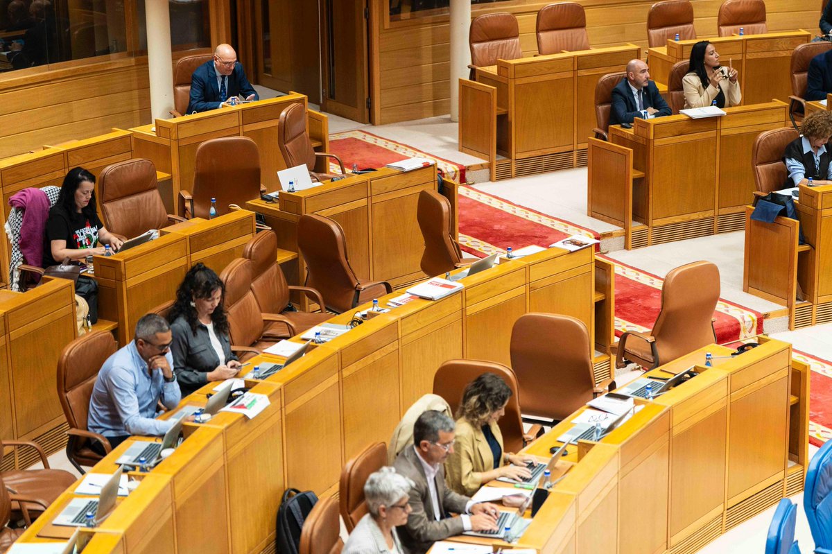 💢 El ejemplo del PSOE gallego: sus diputados se marchan del Pleno a sacarse una foto mientras el conselleiro de Presidencia informa sobre la colaboración del Gobierno central en los incendios. Más AUSENTES que nunca.