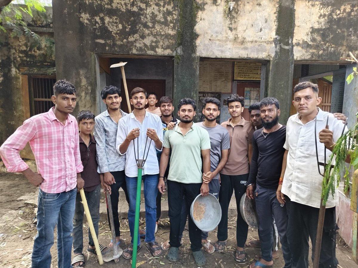 vishaljakhar4u's tweet image. आज गाँव के युवा साथियों के साथ मिलकर श्रमदान किया।

स्वच्छ और सुंदर गाँव की दिशा में यह छोटा सा कदम बड़े बदलाव की ओर है। यह प्रयास गाँधी जी के स्वच्छ भारत के सपने को साकार करने की ओर एक कदम है।

#myvillage 
#cleanindia