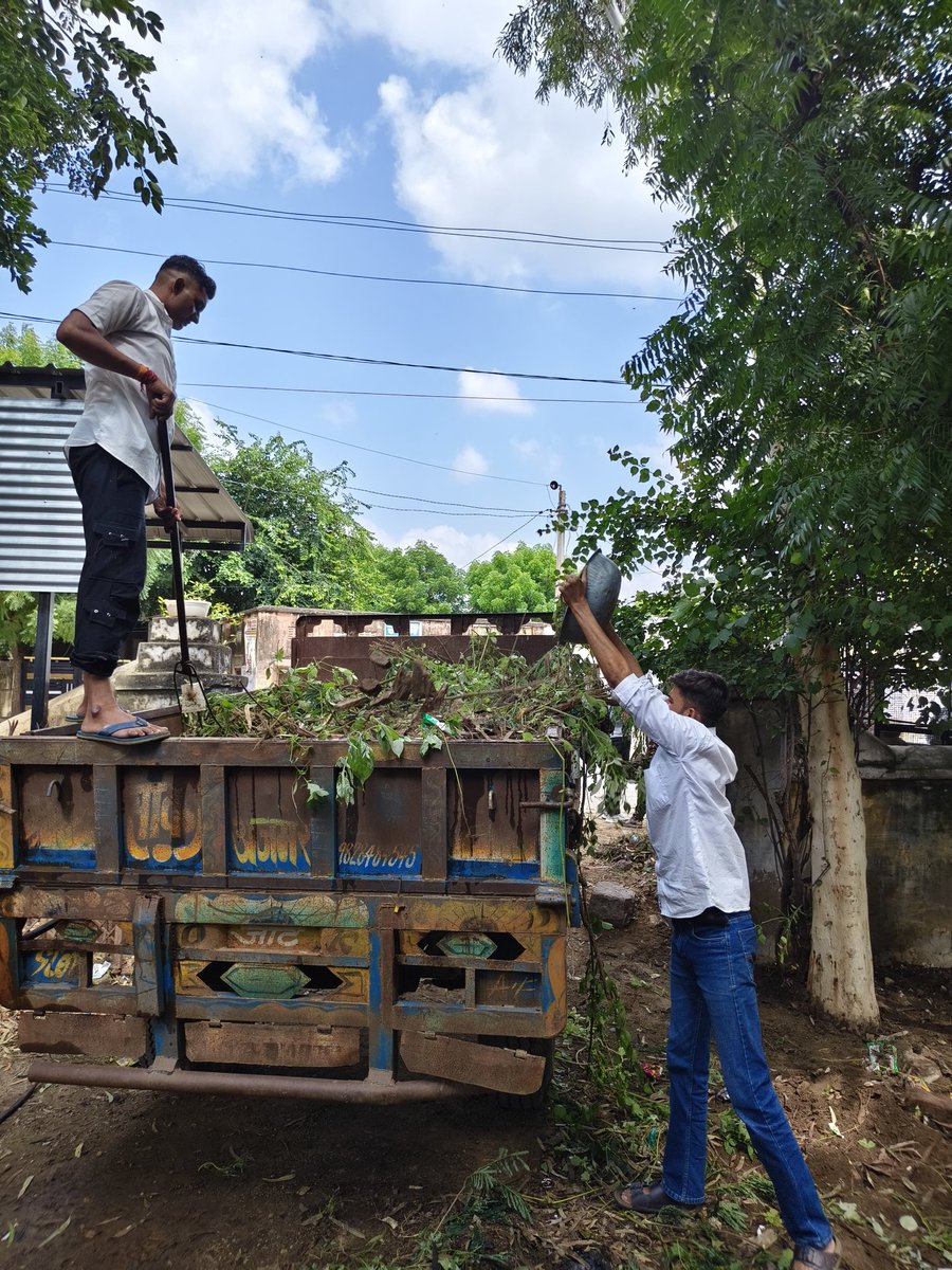 vishaljakhar4u's tweet image. आज गाँव के युवा साथियों के साथ मिलकर श्रमदान किया।

स्वच्छ और सुंदर गाँव की दिशा में यह छोटा सा कदम बड़े बदलाव की ओर है। यह प्रयास गाँधी जी के स्वच्छ भारत के सपने को साकार करने की ओर एक कदम है।

#myvillage 
#cleanindia