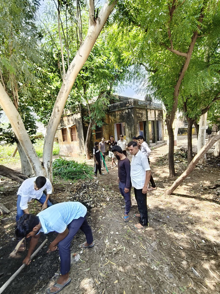 vishaljakhar4u's tweet image. आज गाँव के युवा साथियों के साथ मिलकर श्रमदान किया।

स्वच्छ और सुंदर गाँव की दिशा में यह छोटा सा कदम बड़े बदलाव की ओर है। यह प्रयास गाँधी जी के स्वच्छ भारत के सपने को साकार करने की ओर एक कदम है।

#myvillage 
#cleanindia