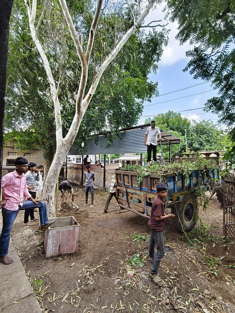 vishaljakhar4u's tweet image. आज गाँव के युवा साथियों के साथ मिलकर श्रमदान किया।

स्वच्छ और सुंदर गाँव की दिशा में यह छोटा सा कदम बड़े बदलाव की ओर है। यह प्रयास गाँधी जी के स्वच्छ भारत के सपने को साकार करने की ओर एक कदम है।

#myvillage 
#cleanindia