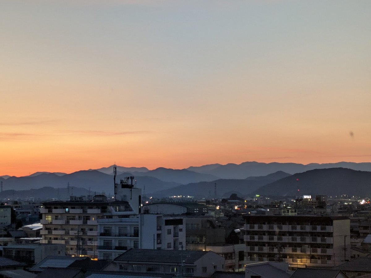 tomomiond's tweet photo. 手術は成功して、利き腕のギブスが取れました。やっぱり自宅は良いですね。まだ首のギブスが取れるまでかかるので、両方のリハビリ頑張ります。愛猫が守ってくれたかもしれません。写真は病院からいつも見ていた夕焼けです。 https://t.co/sL44KDwDlf