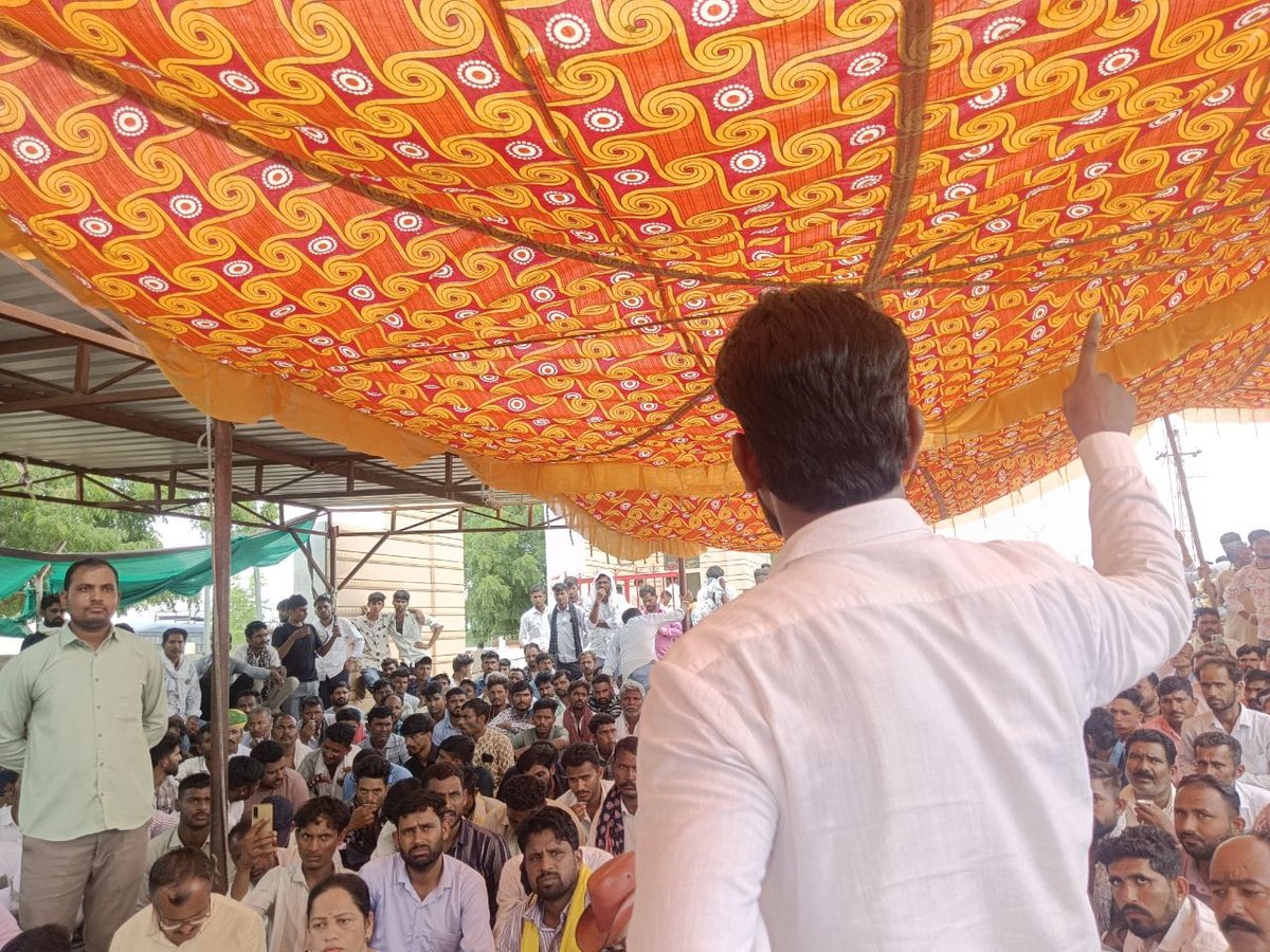 Sonu_Aazad's tweet image. भीम आर्मी के प्रदेश महासचिव @sunilbhartiya01 जी  पहुचें बाप धरना स्थल! 
भड़ला क्षेत्र में युवकों के साथ की गई बेरहमी से मारपीट प्रकरण को लेकर बाप थाने के आगे दो दिन से चल रहे धरने में न्याय की लड़ाई मजबूत करने पहुंचे। @BhimArmyChief @anil_aazad