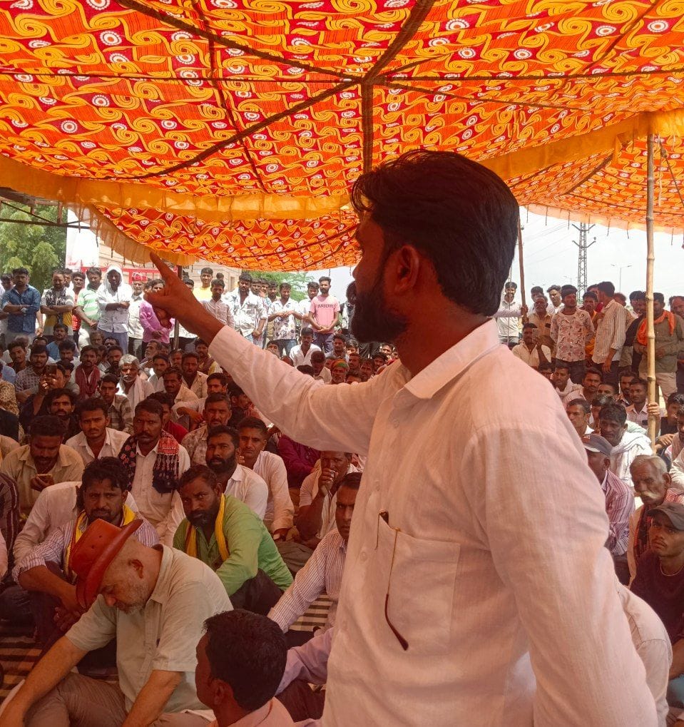 Sonu_Aazad's tweet image. भीम आर्मी के प्रदेश महासचिव @sunilbhartiya01 जी  पहुचें बाप धरना स्थल! 
भड़ला क्षेत्र में युवकों के साथ की गई बेरहमी से मारपीट प्रकरण को लेकर बाप थाने के आगे दो दिन से चल रहे धरने में न्याय की लड़ाई मजबूत करने पहुंचे। @BhimArmyChief @anil_aazad