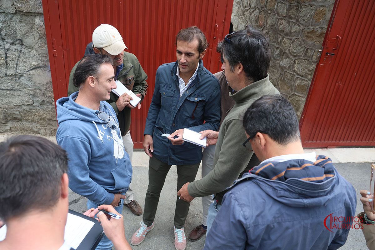 📸 Fotografías del sorteo y enchiqueramiento de los estados que se lidiarán esta tarde en el segundo festejo de Navaluenga

circuitostaurinos.es/2025/09/10/lis…

<a href="/zunigatoros/">Carlos Zúñiga</a> <a href="/NavaluengaAyto/">Ayuntamiento de Navaluenga</a>