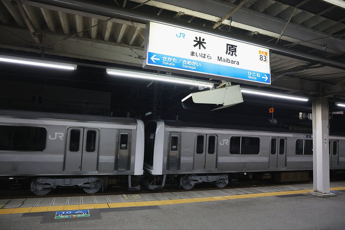 仕事終わって帰宅しようとホーム降りたら身ぐるみ剥がされたE501系とかいう不審車が通過していった。