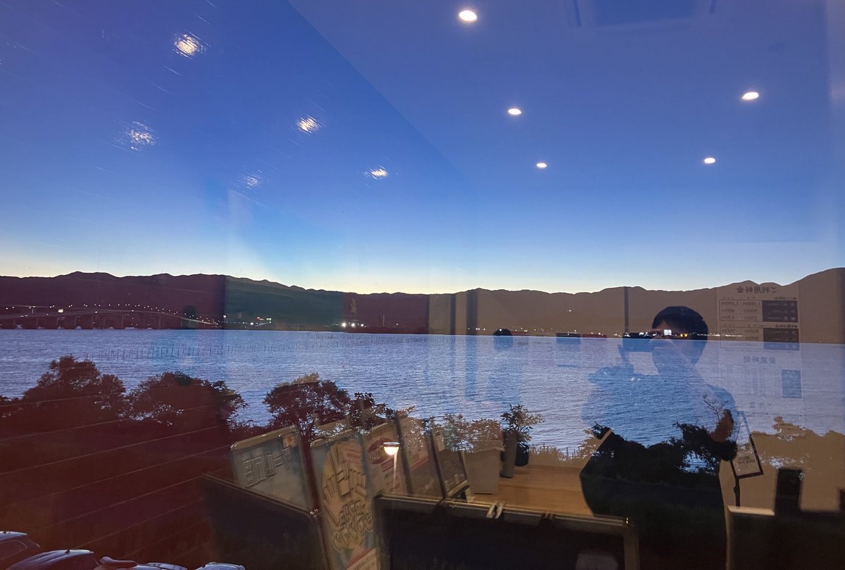 お疲れさまっていいことば。
学生の頃、押し付けられたようで苦手だった。
働き始めた頃、電話で無機質に言い過ぎて嫌いだった。
今は、お互いの生活や仕事の合間を置きませんか？の合図のようで。
ちゃんとお疲れさまが言えたなら、今日もいい日だったとする！