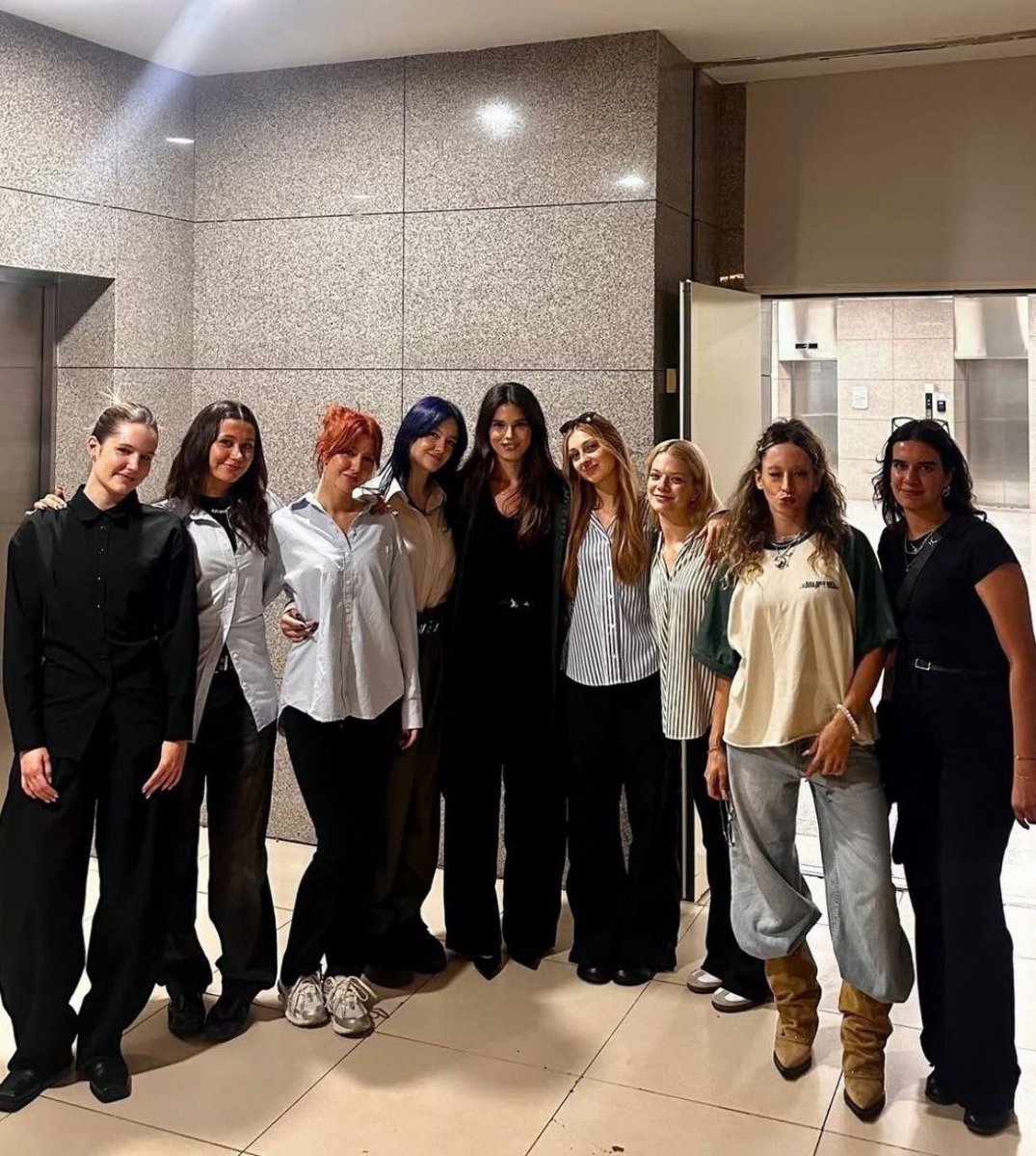 Manifest Grubu önce savcılığa ifade verdi. İstanbul Cumhuriyet Başsavcılığı ‘hayasızca hareketler’ ve ‘teşhircilik’ suçlamalarıyla yurt dışı çıkış yasağı ve imza şartı koydu. Ardından konser görüntüleri ‘milli güvenliğe tehdit’ gerekçesiyle erişime engellendi.

Sansürle, yasakla,