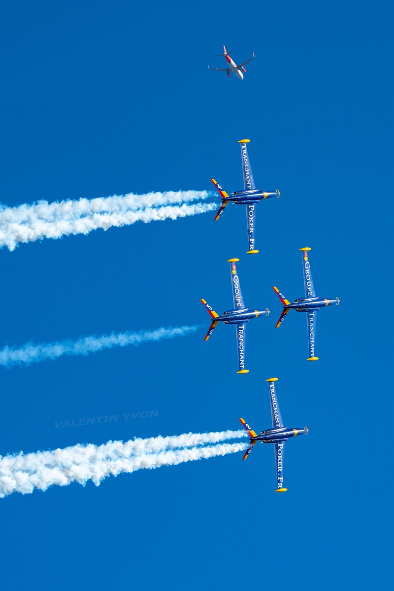 On n’y pense pas forcément pendant qu’on profite du spectacle, mais un meeting aérien en région parisienne implique forcément de s’articuler avec le trafic des #aéroports de #Paris #Orly et #CDG ✈️

Ici la #PatrouilleTranchant tutoie (largement!😉) un A320 au départ d’Orly 🛫t