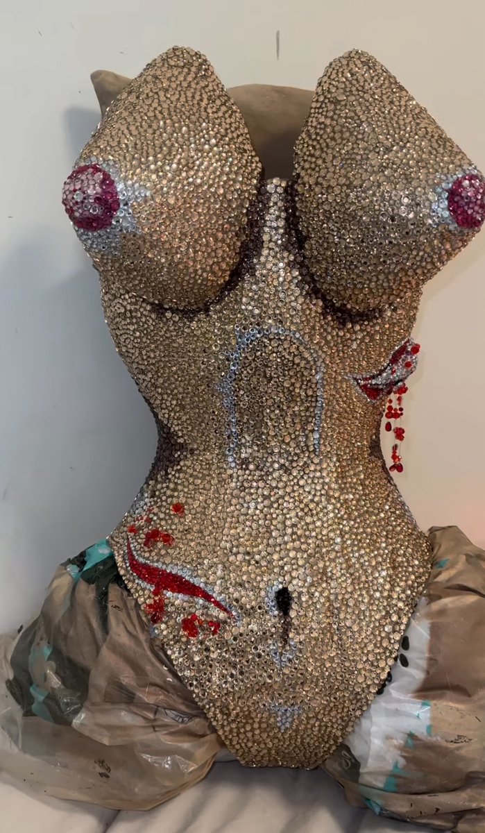 <a href="/jinxpetras/">una lesbiana de tierra #teamTÓXICA.MP3</a> Yo le cosí este body/corset para la coronación de la cuarta temporada. Le ha dicho a TODO el mundo que LO HA HECHO ÉL. Qué valor 

Ha pasado casi un año y sigue sin pagarlo en su totalidad . #PrecioAmiga