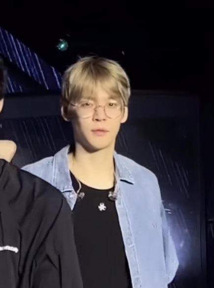 긍석이 잘 어울리는거
본사 상주 중인 연구원
목소리 한번도 들어본적 없는 개발자
혹은
컴퓨터안켜진다하면 본체 주물럭대다가 자리 옮기라고 하는 PC방 알바생 (맨날안경쓰고다니는데일일번따최소5번)