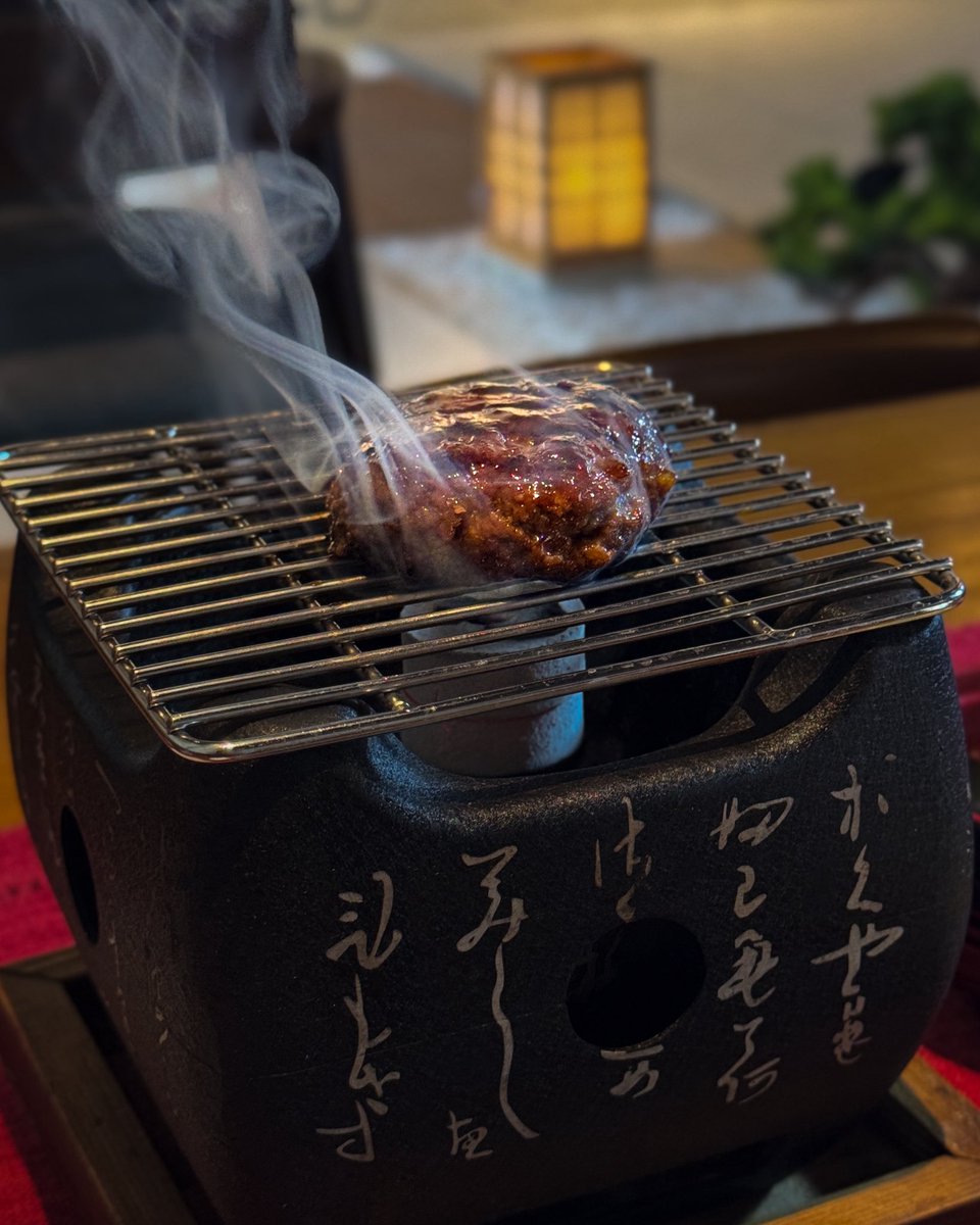 karnivorsure's tweet photo. @txtdrbekasi Wagyu A5 real dijual 105rb cuman di bekasi beks. Ni restoran gaada gimmick. Banyak orang luar bekasi dtg kesini. Affordable, berkelas, ENAK! wkakak https://t.co/qq2Rgwb37r