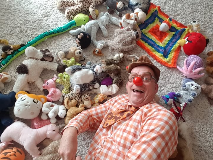 ClownPowie's tweet photo. Weten we deze #ClownPowie-knuffel-actie nog? Powie die 100 knuffels zoekt om kindjes blij te maken. Vooral dankzij alle kinderen die spontaan hun knuffel(s) schenken, wordt dit een succes van jewelste: meer dan 10.000 #knuffels!! #Kinderen zijn leuk, lief en geweldig โค๏ธโค๏ธโค๏ธ https://t.co/Feu0sVbyuS