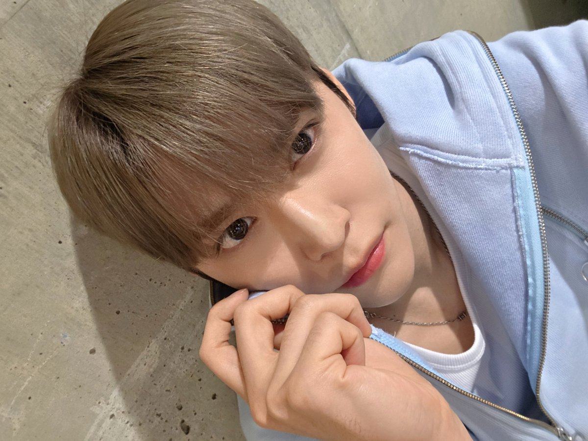 나그네의옷을벗기는건강한바람이아니라뜨거운햇빛인거처럼
불타오르는 아랍얼굴로 상대가 누구든 옷벗기는남자