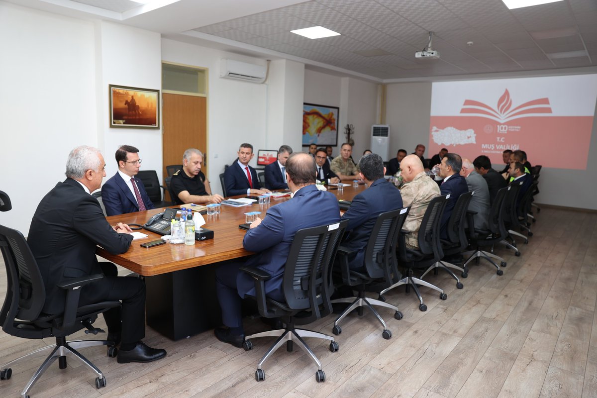 Valimiz Sayın <a href="/Valiavnicakir/">Avni Çakır</a> başkanlığında yapılan toplantıda, Vali Yardımcıları, kolluk birim amirleri ve ilgili kurum müdürlerinin katılımıyla,

 2025 - 2026 Eğitim-Öğretim Yılında okullarda güvenli bir eğitim ortamı sağlanması için alınacak tedbirler değerlendirildi.#Muş