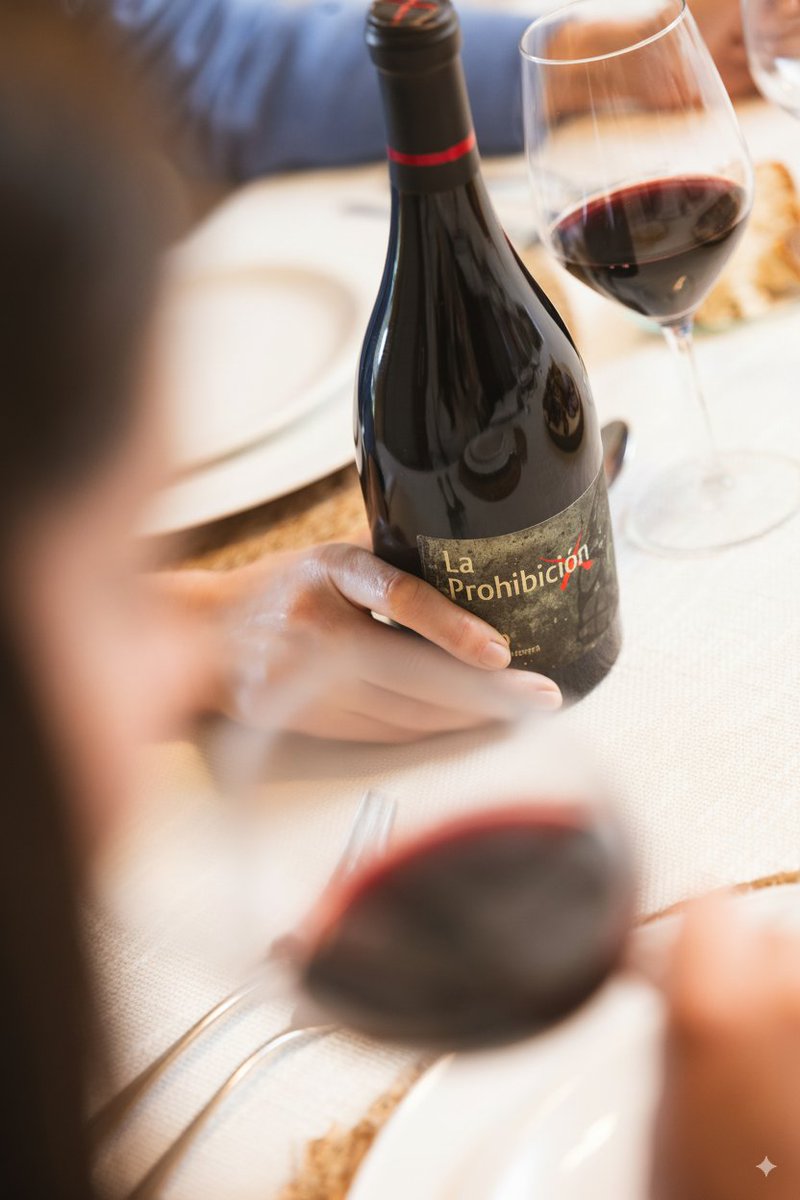 #LaProhibición es perfecto para maridar con carnes rojas, o también con quesos de oveja y pescados como un bonito encebollado. ¡Disfruta! 🍷🍽
.
.
#GrupoTerrasGauda #SomosTerrasGauda #BodegasPittacum #Bierzo #bierzowines #WineOfTheDay #wine #winery #winetime #winemoments