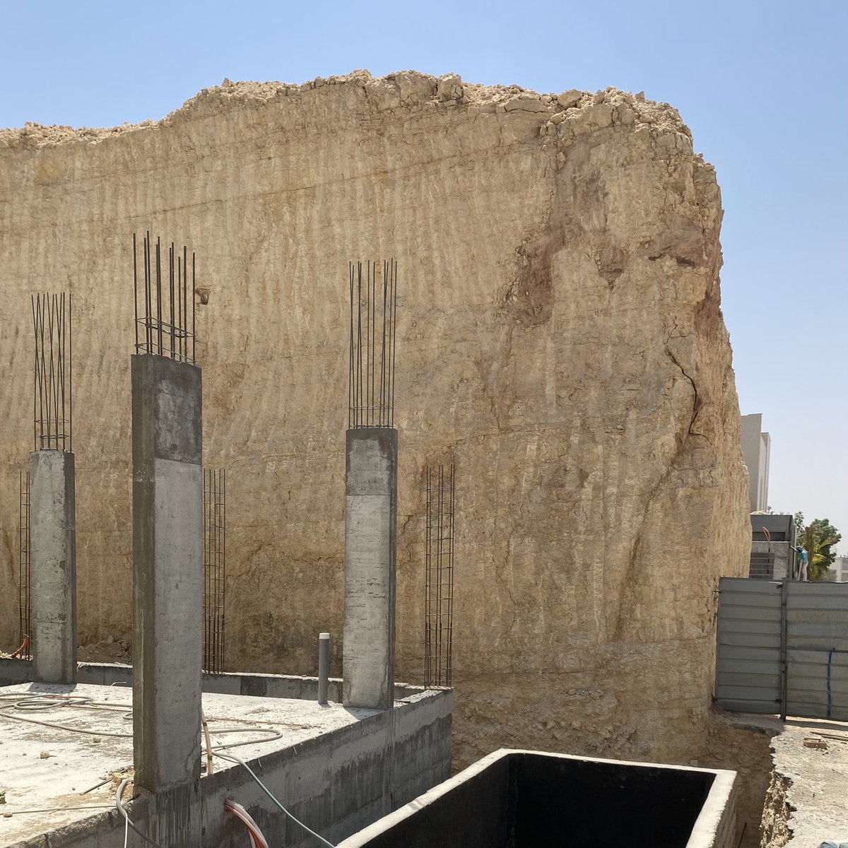 BUrbanist's tweet photo. #Riyadh is configured by a SUPER-GRID of "square urban modules", the infinitely expandable system conceived by the urban planner #Doxiadis for his 1971 Master Plan. 
Even today, the city expands into the desert with the same grid, not stopping in front of any natural obstacle. https://t.co/eWKTeebL9G