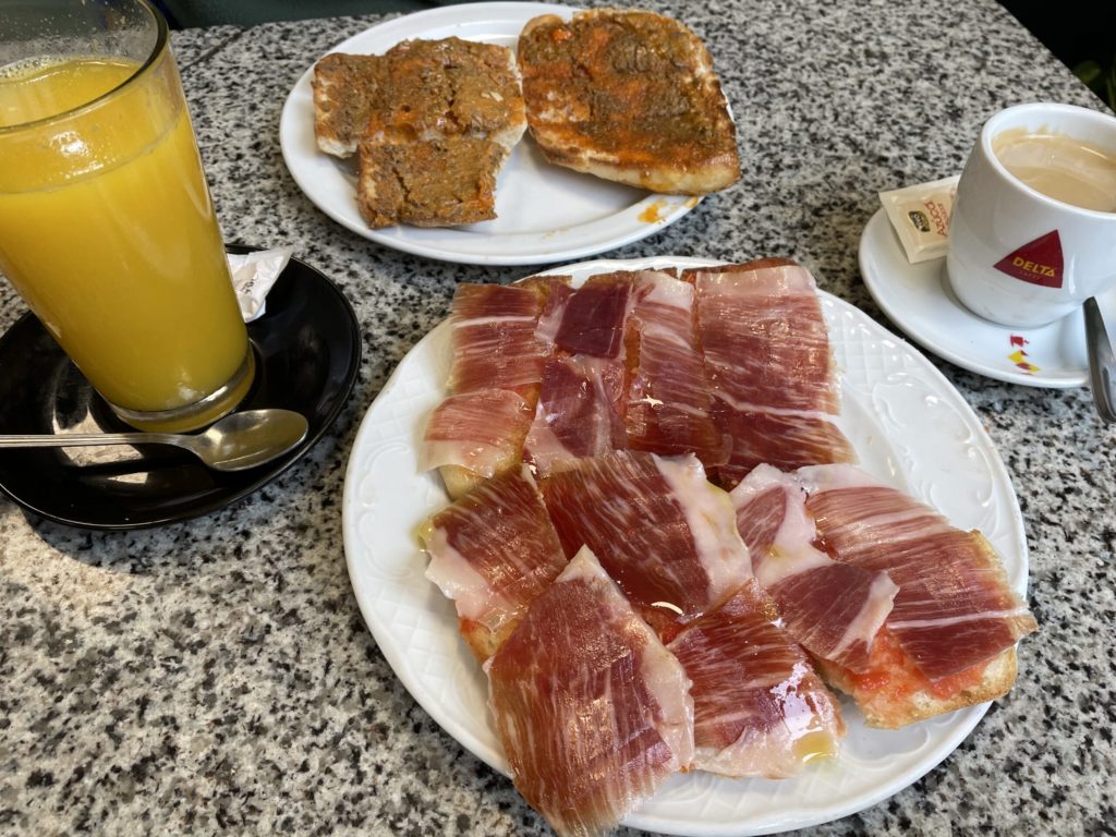 Ibn_Marwan_'s tweet photo. Día n° 286 defendiendo los desayunos de Badajoz 🥱

Mario, que hay vida más allá, hombre 🫠 https://t.co/lz5KK0UZEl