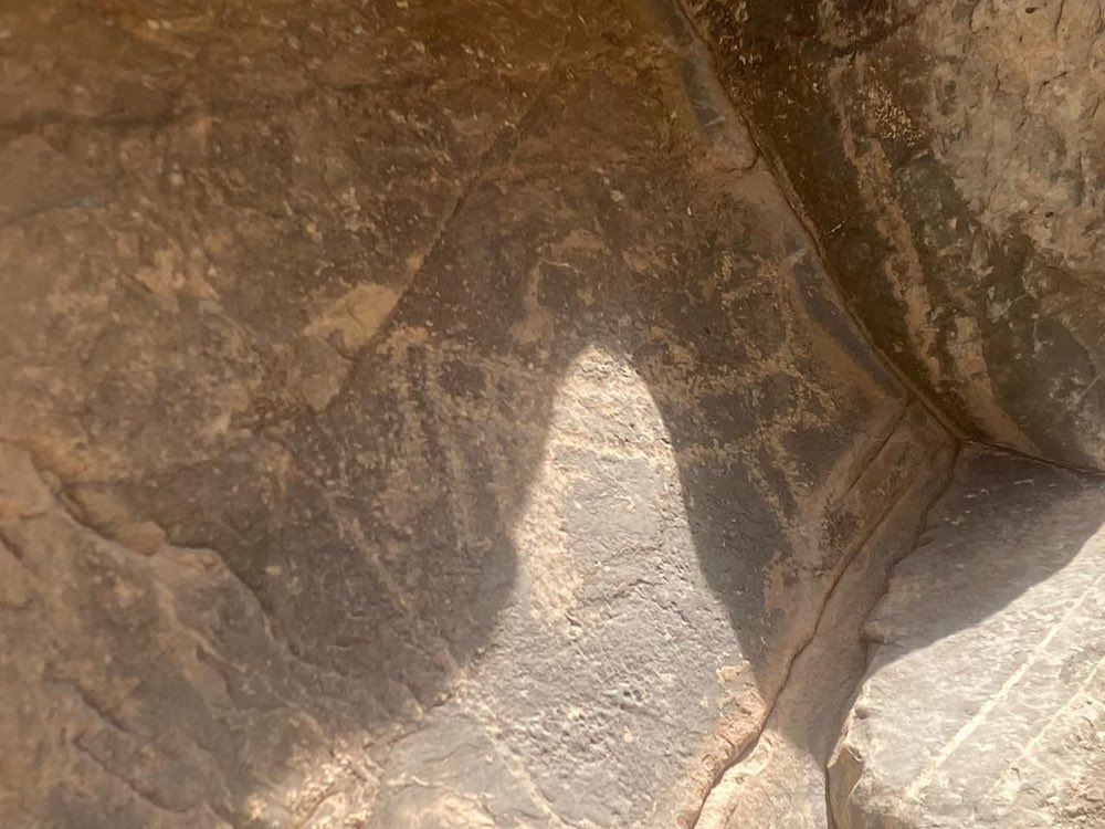 ♦️ الكشف عن رسومات صخرية في ولاية صحار

 العُمانية/ كشفت وزارة التراث والسياحة عن مجموعة من الرسومات والنقوش الصخرية المميزة في منطقة طبق، الواقعة ضمن وادي اللجم، أحد أودية وادي حيبي في ولاية صحار بمحافظة شمال الباطنة.

وتتوزع هذه الرسومات على ضفتي الوادي، وتضم مشاهد لحيوانات