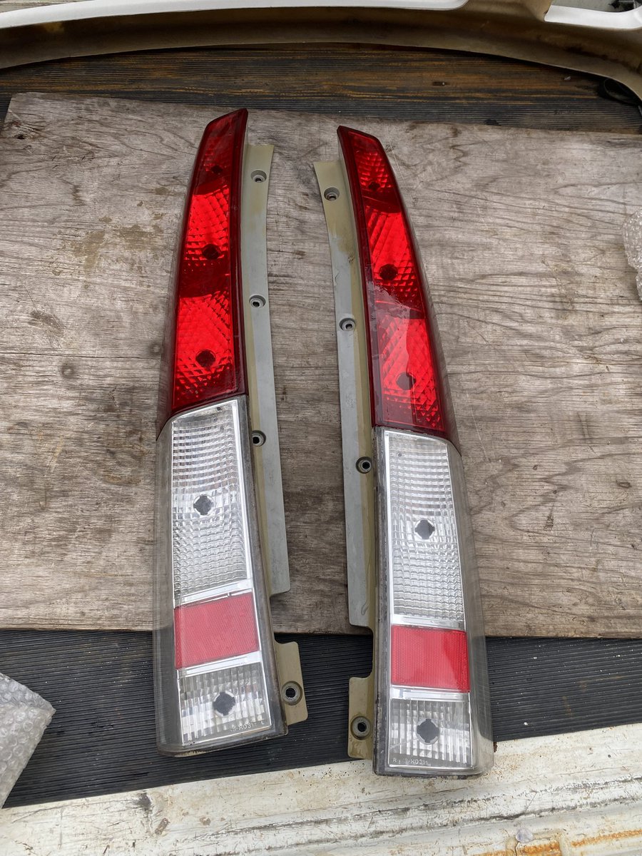 nahaha_w's tweet photo. ステップワゴンのフロントバンパーと紅白テール
LS207 モノブロック　19インチ　タイヤ新品
やっと家に運べたw
販売しますよー https://t.co/Sg7xrgv3UD