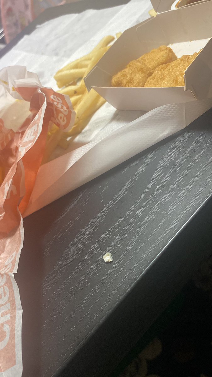 18_05_20_'s tweet photo. チーズ月見バーガー食べてたら
卵の殻混入してた🥚✋

#マクドナルド
#異物混入
#卵の殻 https://t.co/4SGidNDgL8