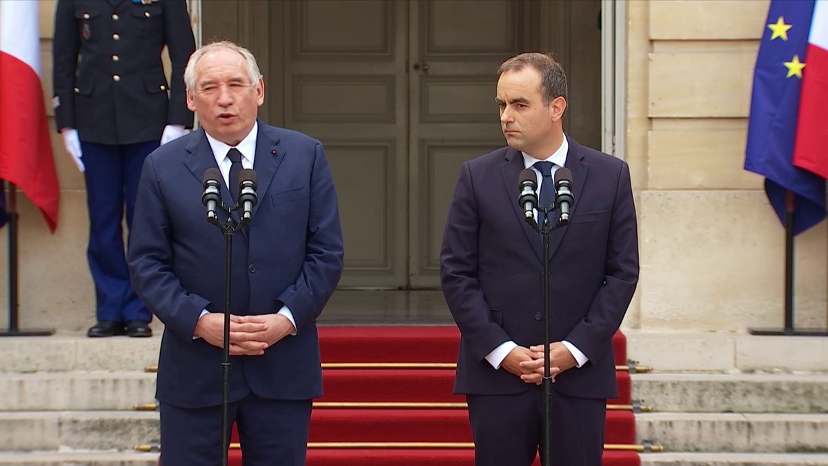 Quand y'en a plus, y'en a encore. "Je ferai tout ce que je peux pour aider le gouvernement", explique François Bayrou lors de la passation de pouvoir avec Sébastien Lecornu. "Je ne refuse pas cette aide", lui répond le nouveau Premier ministre.
