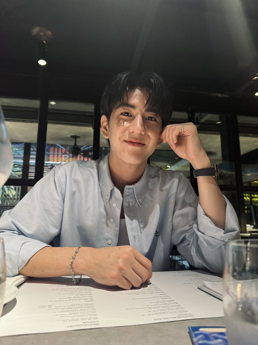 nommienomnomm's tweet image. If someone asks who this man is, I'll tell them he's a colorist who became blind then finally got an eye donation and can now see the future. 

😂😂😂

Only Nomnoms will understand. 🙏🏻😂