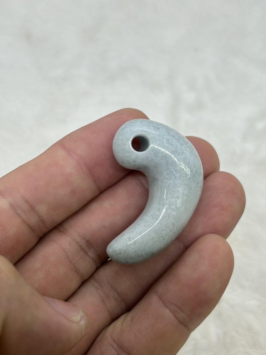 【ラスト】糸魚川翡翠　勾玉　上質　オマケ付き 糸魚川翡翠勾玉 透明感のある青緑色 とても艶やかな逸品です