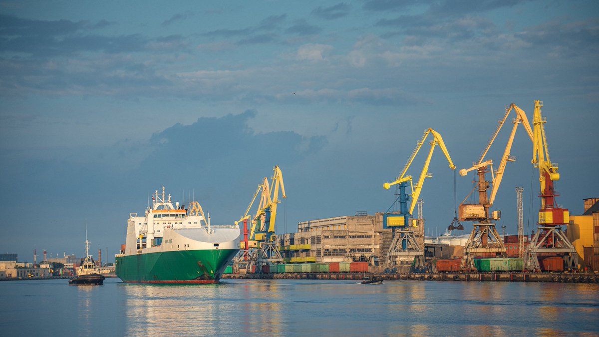 DefenceOps's tweet image. 🌍 @JEFnations in Action

Anvil Point’s 6-day Baltic voyage ⛴️
From Marchwood 🇬🇧 via the North Sea &amp;amp; Baltic Sea to Ventspils 🇱🇻

🚛 Delivered 275 vehicles
🤝 Escorted by JEF partners
🪖 Unloaded by UK &amp;amp; Latvian troops

Showcasing multinational readiness in #TARASSIS

#JEF #NATO