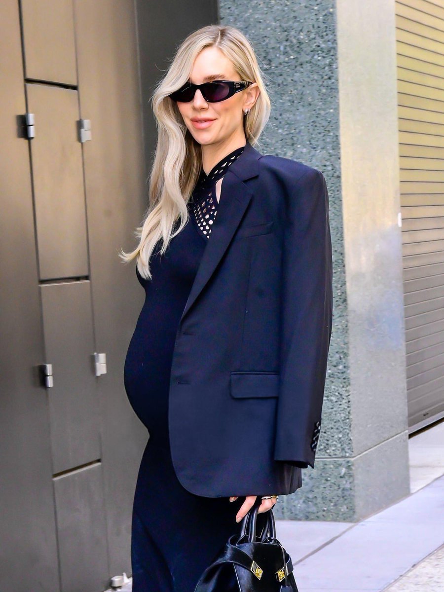 🚨 | Vanessa Kirby taking down the picture of her baby, so if you shared it before delete immediately and don’t keep sharing, we have to respect her privacy. Please let everyone know that they should delete the pic on any platform.

When we shared it the picture was public but