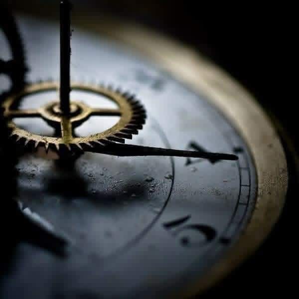 الكلمة التي لم تُقال لنا في وقت انتظارها لا قيمة لها ... السند الذي يأتينا متأخّراً لا معنى له ، والرّد على طلبِنا إن لم يكن في عِز احتياجنا لا نريدُه ، والوعد الذي وضعنا كل ثقتنا بصاحبه إذا لم يُنفّذ في توقيتهُ لا طعمَ له ... الكثير من الأشياء إن لم تأتِ في وقت انتظارنا ولهفتنا