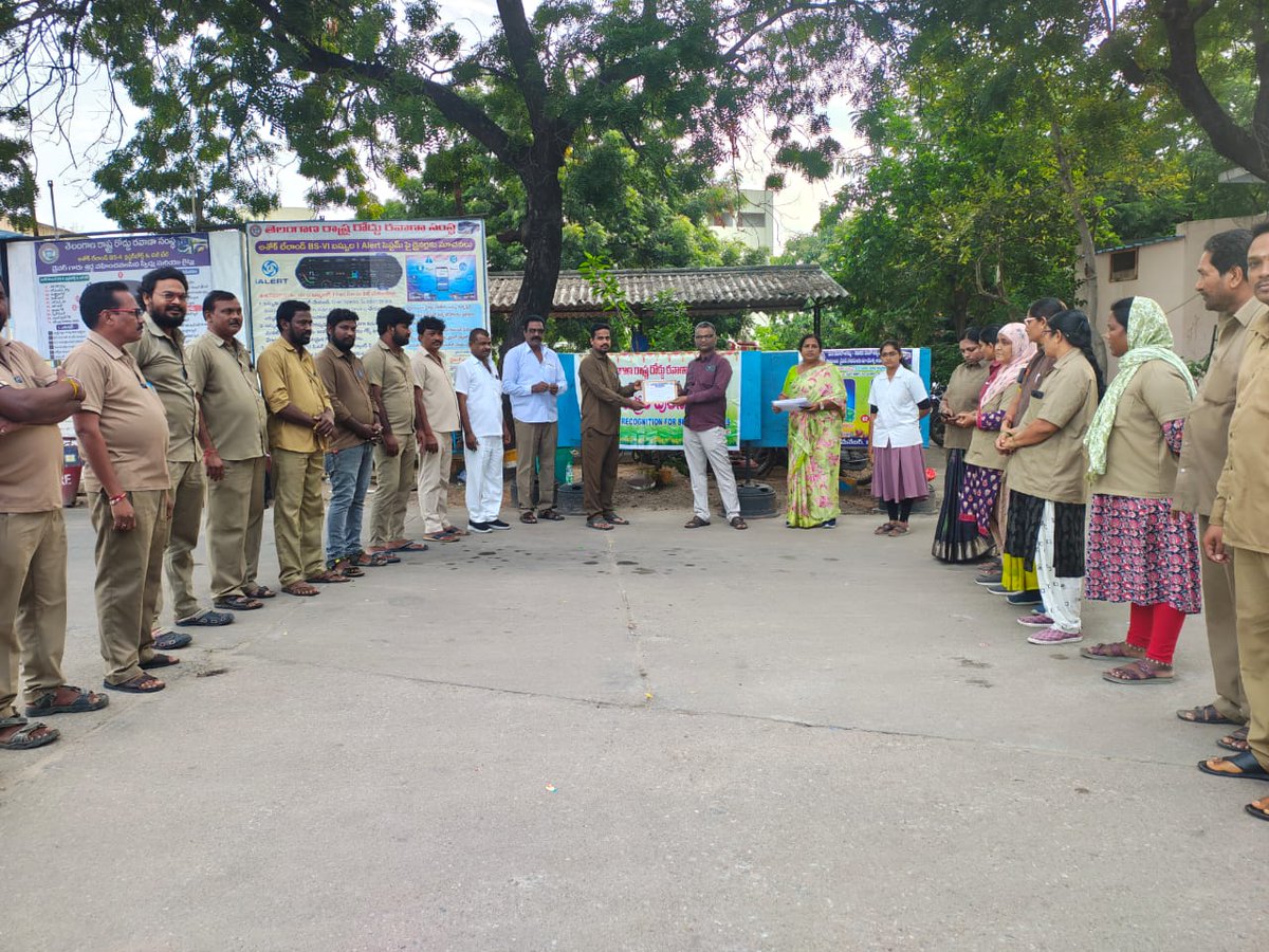 mlgdmtsrtc's tweet image. 🚍🏆 ఆగస్టు 2025 నెలకు మా డిపో గర్వకారణమైన విజేతలకు హృదయపూర్వక అభినందనలు! 🏆🚍

🌱 Best KMPL డ్రైవర్లు – క్రమశిక్షణతో డ్రైవింగ్ చేసి, విలువైన HSD ఆయిల్ ఆదా చేయడం ద్వారా సంస్థకు ఖర్చు తగ్గించి, పర్యావరణ పరిరక్షణలోనూ ముందంజలో నిలిచారు. ⛽🌍