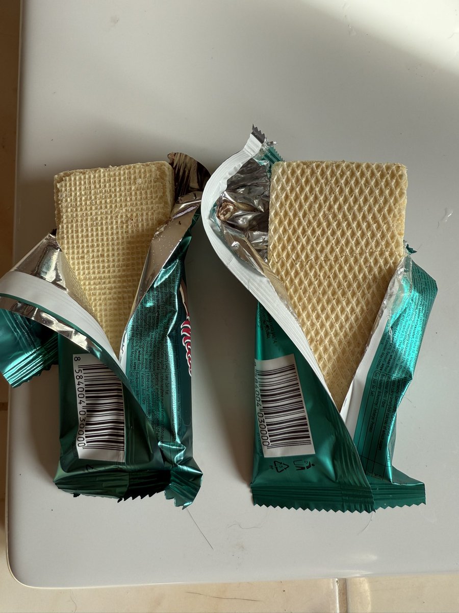jarsura's tweet photo. Mila od firmy Sedita je tak skvělá, že se už vyrábí i fejky. Fejková Mila z vietnamského hangáru byla nepoživatelná, jiná struktura oplatky, trošku jiný obal a velikost. Ve večerkách, kde nakupujeme ale všechno OK. 
Podvodníci jedni 😅 https://t.co/PkswfNYxi5