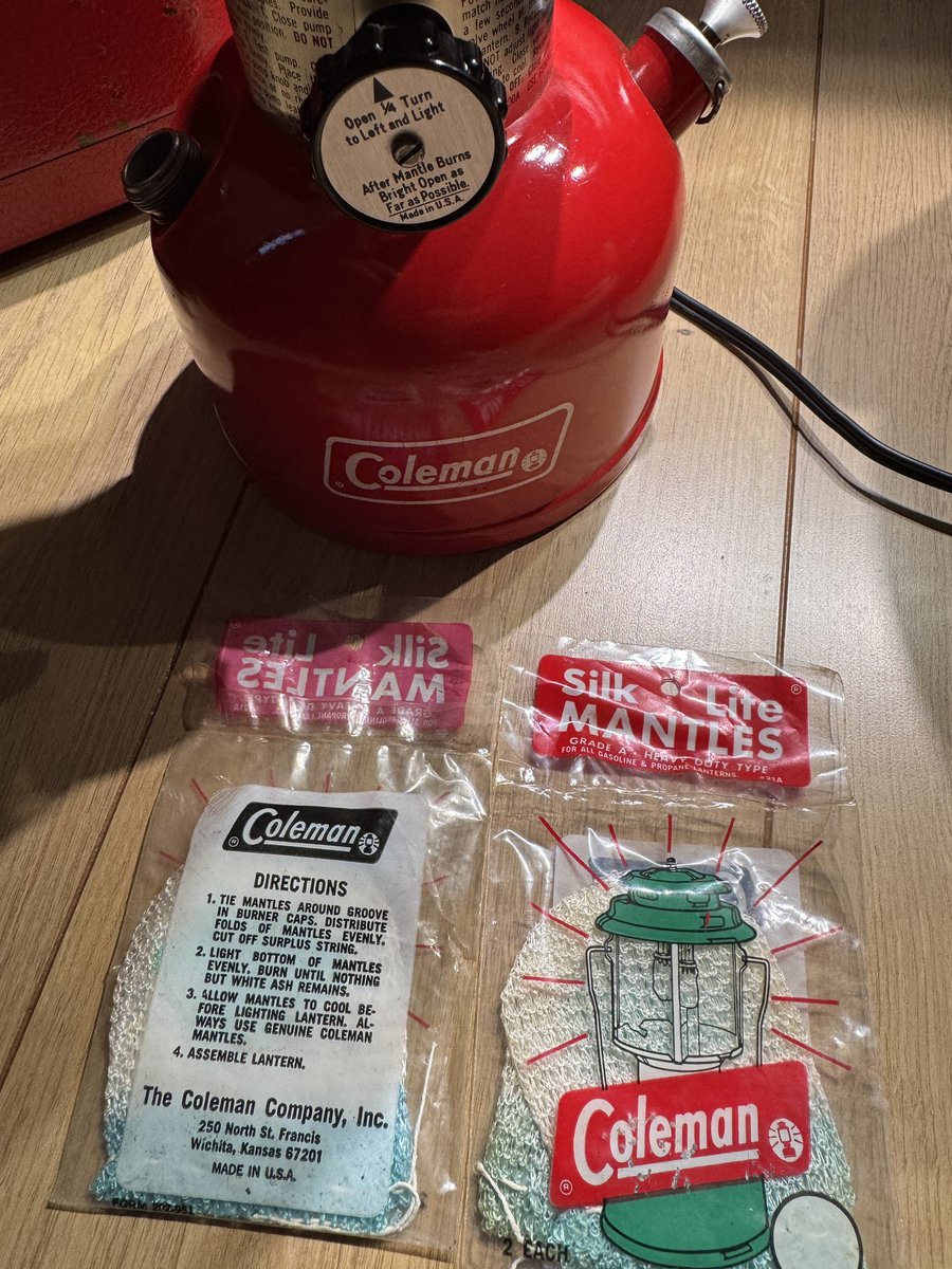 wadai_ya_blog's tweet image. 【ブログ更新】ランタン編ラスト🔥
コールマン200Aは本体だけじゃない。
赤いケースや当時物のマントルが残っていたことで
コレクション価値が一気に高まる✨

👉 詳細はこちら：
wadai-ya.com/?p=598

#コールマン #200A #ヴィンテージランタン #ブログ更新