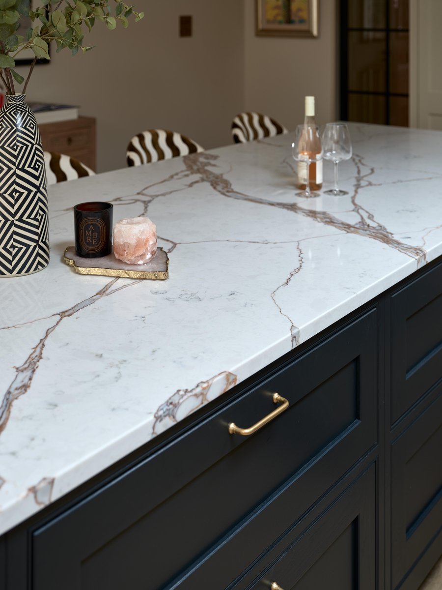 CRLstone's tweet image. 🍂 Autumn feels, stone appeal.

As the days get cooler, our spaces get warmer. Pair the timeless beauty of CRL Stone with cosy seasonal touches, think spiced candles, soft textures, and those irresistible autumn colours.

Pictured: CRL Quartz Palermo 

#MarbleQuartz #CosyKitchen