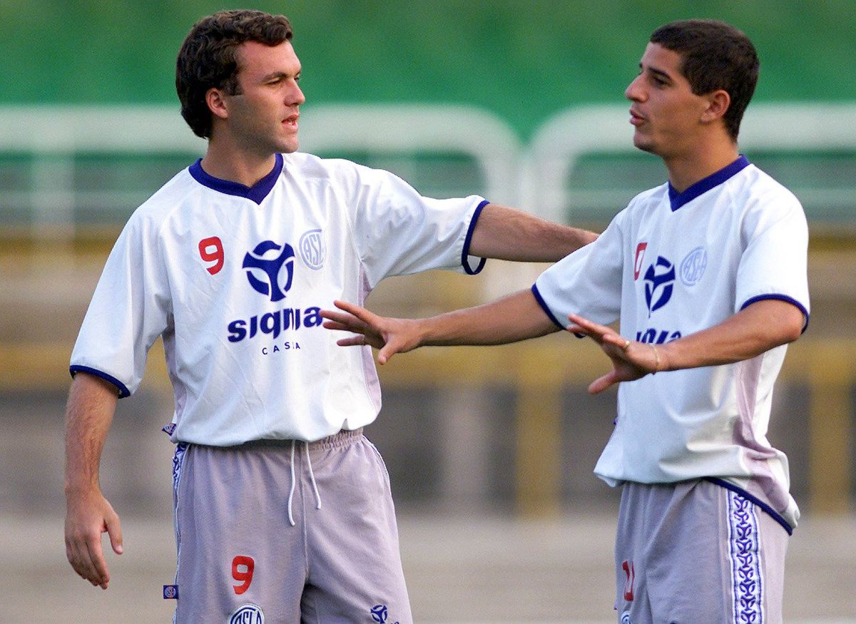 Hizo goles con la pierna derecha, con la zurda, con el muslo, con la rodilla, de cabeza. Fue campeón como jugador y como Manager. Es Ídolo.

Hoy cumple años el querido Bernardo Romeo.