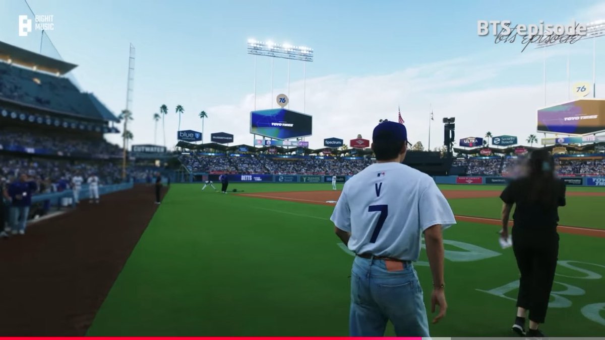 BackTheSoul's tweet photo. 🎥 | Já está disponível os bastidores do primeiro arremesso do #V para os Dodgers em LA 

E já podemos ver o Tae lindíssimo praticando. 💜 

📺: https://t.co/Tybsp1Ilqb 

#UntilTheDayWeThrowAtOurDesiredSpeed⚾️ #PleaseLookForwardToIt💪
#V #BTS #BulletproofBoyScouts https://t.co/QgqEqzshSV