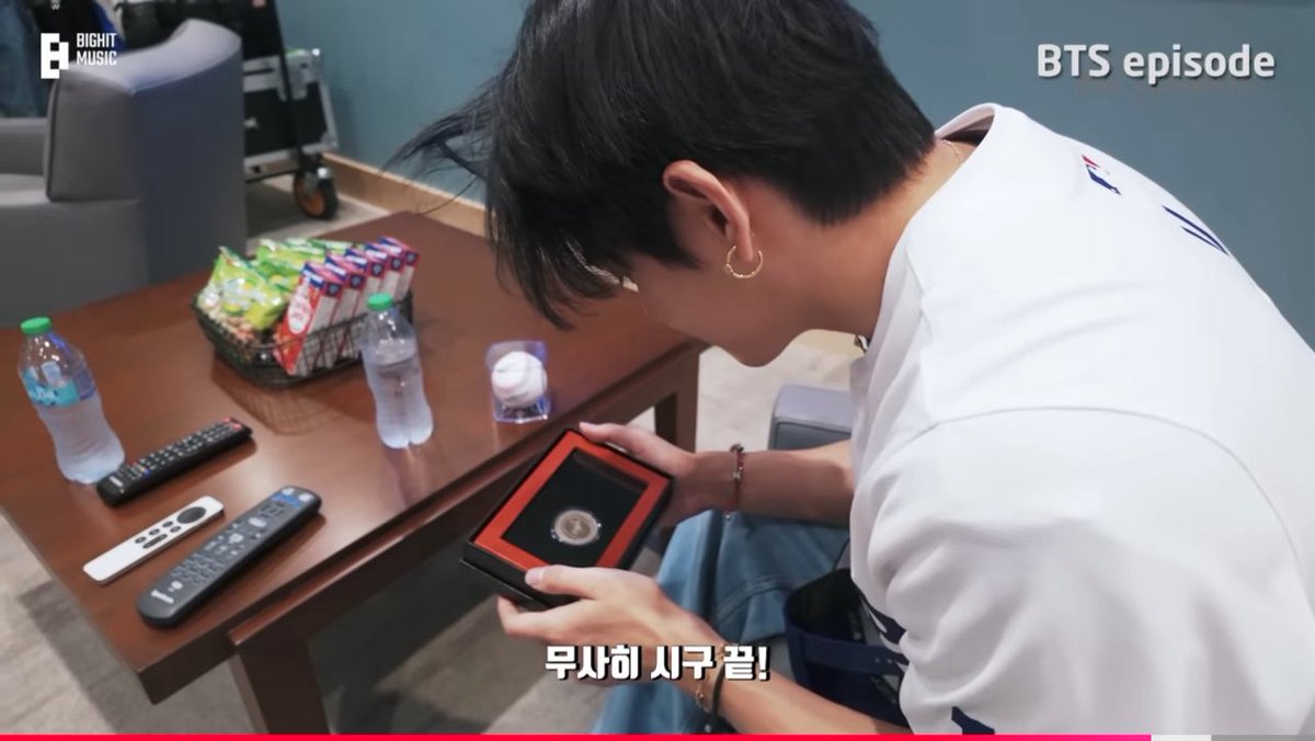 BackTheSoul's tweet photo. 🎥 | Já está disponível os bastidores do primeiro arremesso do #V para os Dodgers em LA 

E já podemos ver o Tae lindíssimo praticando. 💜 

📺: https://t.co/Tybsp1Ilqb 

#UntilTheDayWeThrowAtOurDesiredSpeed⚾️ #PleaseLookForwardToIt💪
#V #BTS #BulletproofBoyScouts https://t.co/QgqEqzshSV