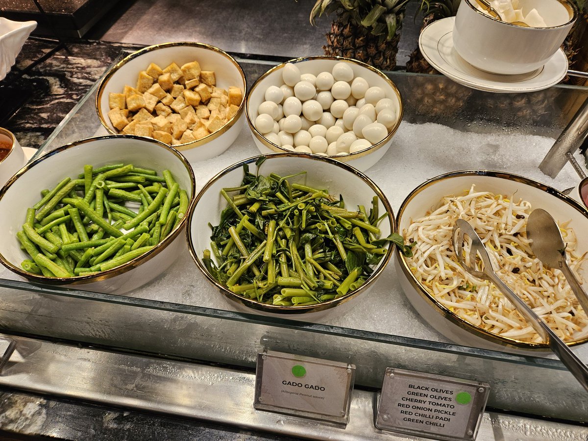 อห นึกว่าเครื่องก๋วยเตี๋ยว เค้าบอกsalad  5555555555 ล้องห้าย