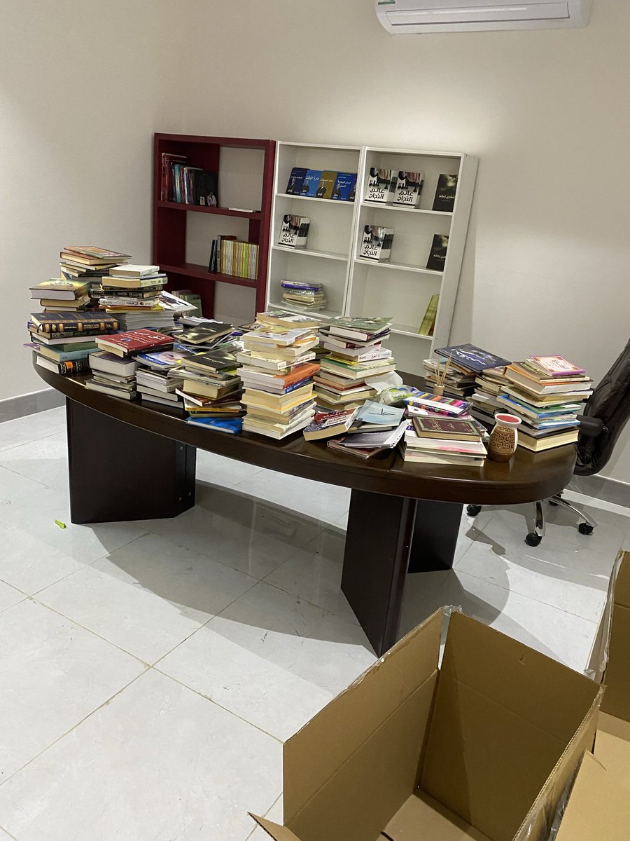 🔴 انتقلت الفترة هذه لمنزل جديد من مكة المكرمة إلى جدة .. 

ولم يهن عليّ فراق مكتبتي وكتبي فأخذتها معي ورغم أني حاليا أصبحت من أنصار الكتب الإلكترونية والرقمية وذلك لصعوبة التنقل والسفر واصطحاب الكتب معك في كل مكان .. 

ففي أجهزتي أضعاف هذا العدد الذي ترونه من الكتب مما قرأت ومما