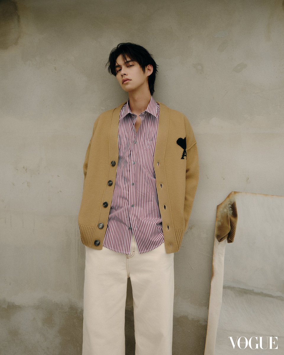 #VOGUEMORE เจาะลึกถึงมิตรภาพอันสะท้อนผ่านอัตลักษณ์ของแบรนด์ Ami Paris ที่ให้ความสำคัญตั้งแต่รากศัพท์ของแบรนด์ ซึ่งเชื่อมโยงต่อเนื่องถึงคอลเล็กชั่นฤดูใบไม้ร่วง/ฤดูหนาว 2025 ที่สอดแทรกเรื่องราวของการแต่งกายกลิ่นอายชาวฝรั่งเศสเข้ากับวิถีแนวคิดการเน้นย้ำความสมดุลที่ผสานหลากหลายมุมมอง